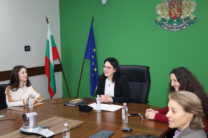 The Ministry of Environment and Water organized a meeting with students majoring in 