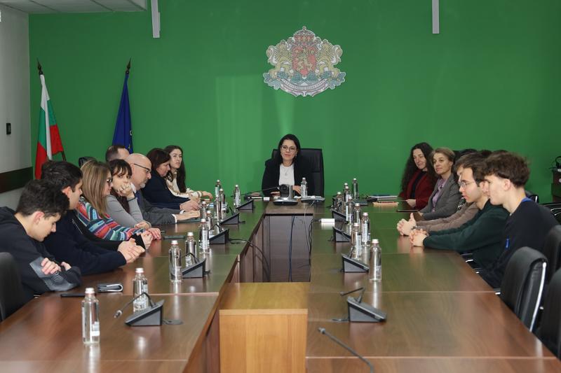 The Ministry of Environment and Water organized a meeting with students majoring in 