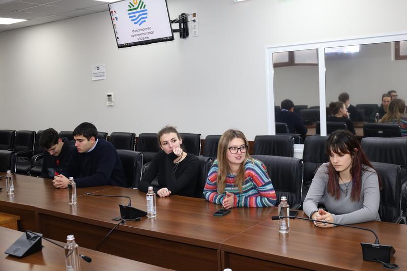 The Ministry of Environment and Water organized a meeting with students majoring in 