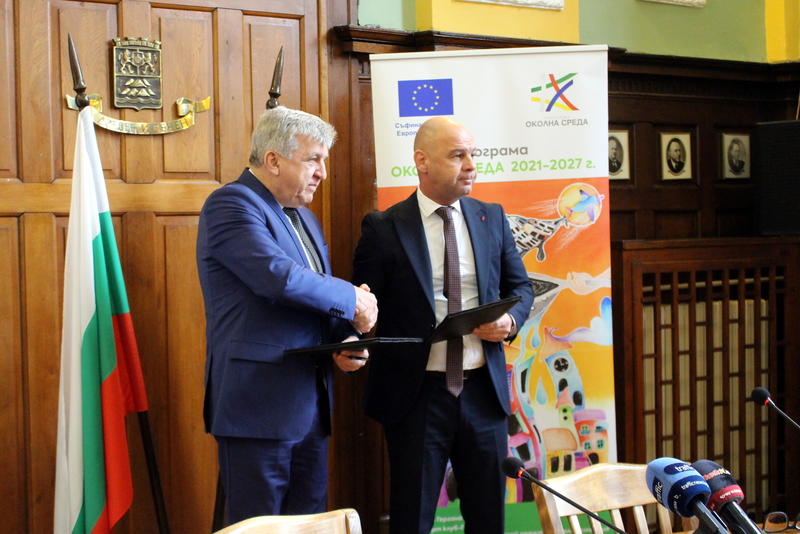 Minister Manol Genov and Mayor Kostadin Dimitrov signed an agreement for the afforestation of Plovdiv as a measure for cleaner air under the Environment Program - 2